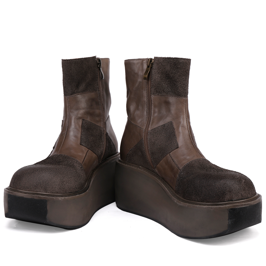 Bottes de Motard en Cuir Froissé pour Femmes avec Rivets et Décorations de Ceinture en Noir/Gris