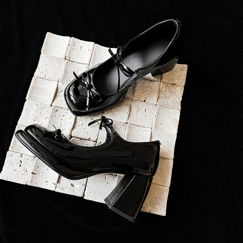 Pompes Mary Jane chunky de 75 mm en cuir de vache avec nœud dans le style Y2K en marron/noir