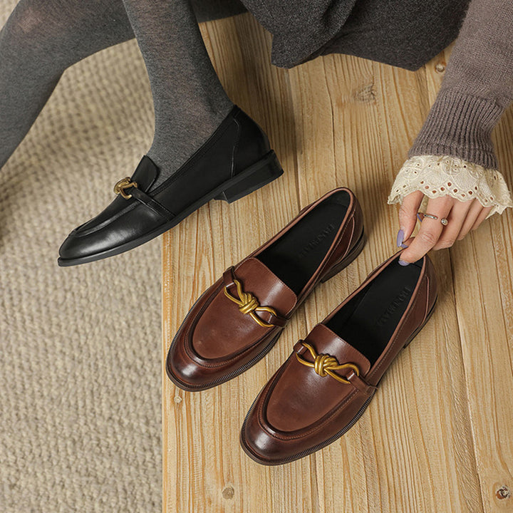 Mocassins chunky rétro en cuir véritable pour femmes, chaussures à plateforme à bout rond, chaîne en métal, faites à la main en noir/marron
