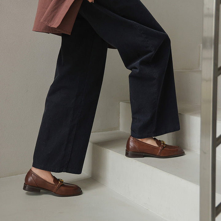 Mocassins chunky rétro en cuir véritable pour femmes, chaussures à plateforme à bout rond, chaîne en métal, faites à la main en noir/marron