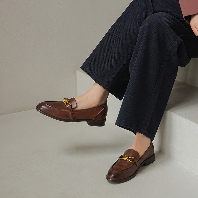 Mocassins chunky rétro en cuir véritable pour femmes, chaussures à plateforme à bout rond, chaîne en métal, faites à la main en noir/marron