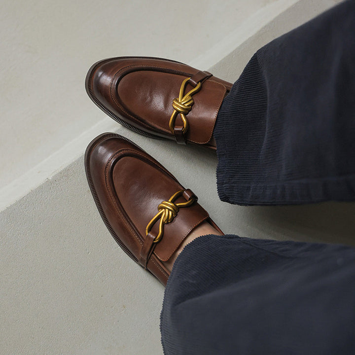 Mocassins chunky rétro en cuir véritable pour femmes, chaussures à plateforme à bout rond, chaîne en métal, faites à la main en noir/marron