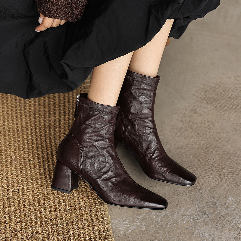 Bottes élégantes en cuir à talon haut, à zip arrière, à la cheville, en Rouge/Noir