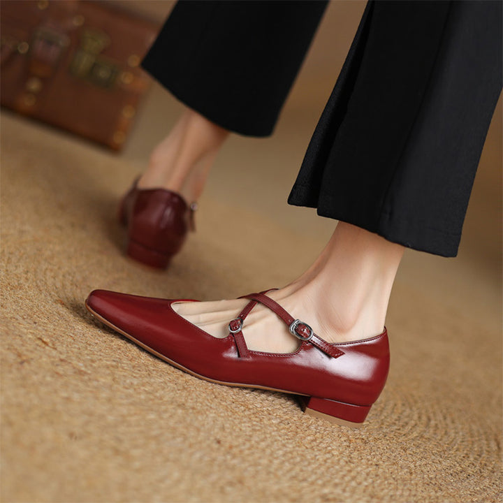 Ballerines Mary Jane en cuir de mouton fait main avec détail de sangle croisée en rouge vin/noir/beige