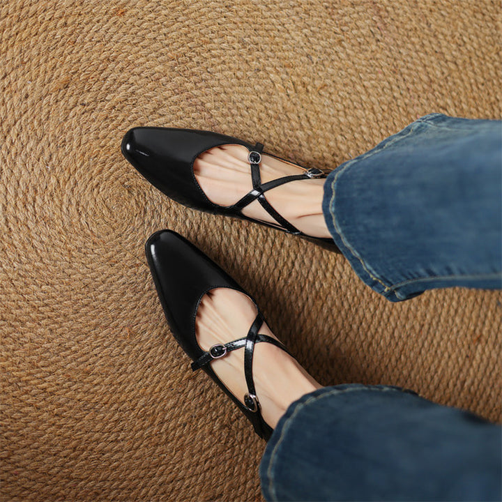 Ballerines Mary Jane en cuir de mouton fait main avec détail de sangle croisée en rouge vin/noir/beige