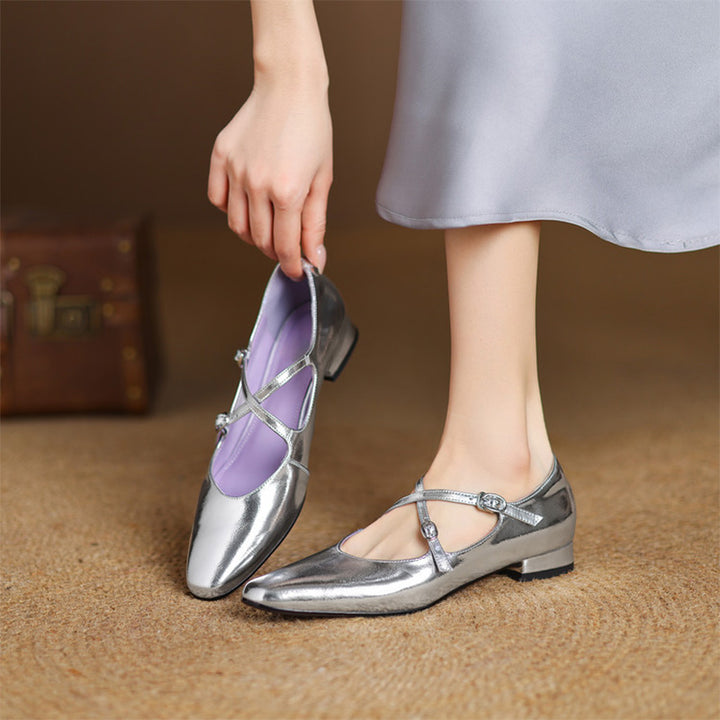 Ballerines Mary Jane en cuir de mouton fait main avec détail de sangle croisée en rouge vin/noir/beige