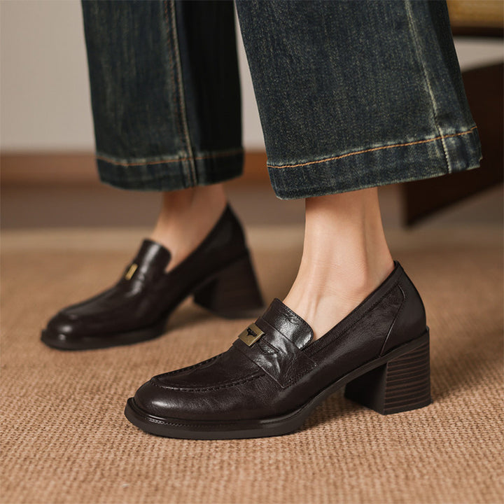 Mocassins en cuir de mouton à bout rond et talon bloc de 65 mm avec décoration en métal en marron/noir