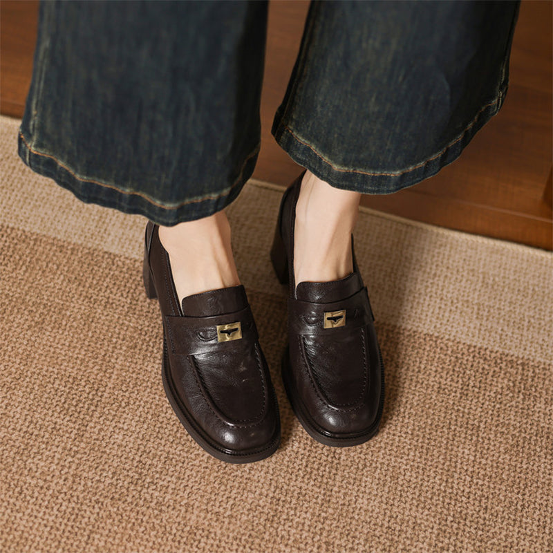 Mocassins en cuir de mouton à bout rond et talon bloc de 65 mm avec décoration en métal en marron/noir