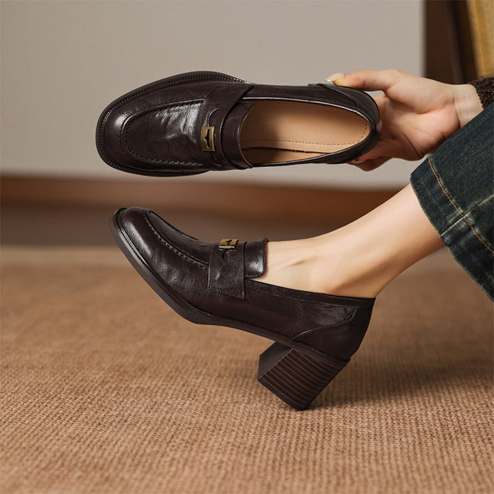 Mocassins en cuir de mouton à bout rond et talon bloc de 65 mm avec décoration en métal en marron/noir