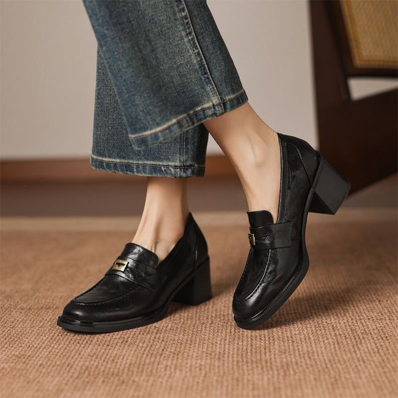 Mocassins en cuir de mouton à bout rond et talon bloc de 65 mm avec décoration en métal en marron/noir