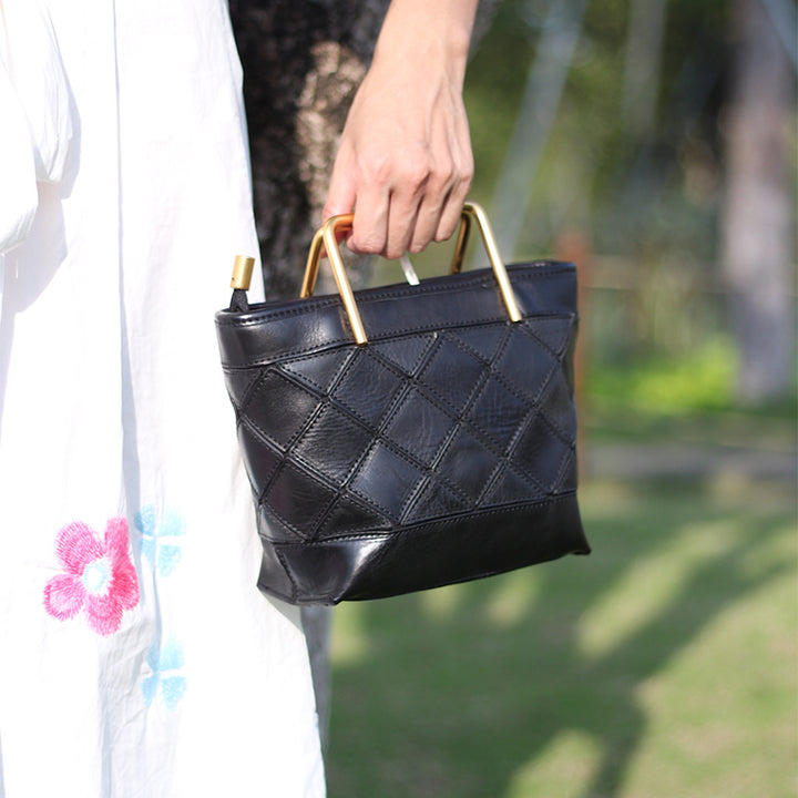 Sac seau avec Poignée en Métal et Motif Matelassé, Sac à Bandoulière Fait Main en Cuir Végétal Tanné en 4 Couleurs