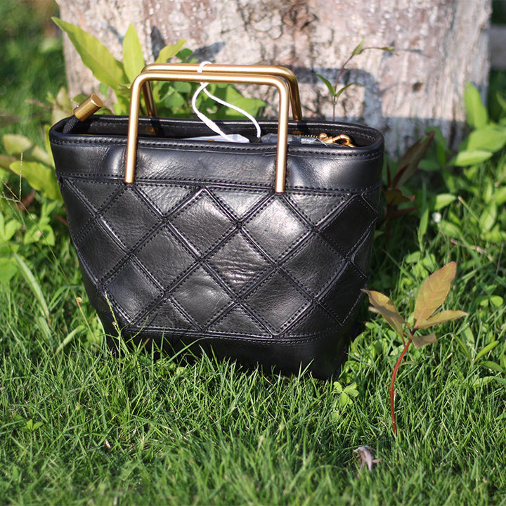 Sac seau avec Poignée en Métal et Motif Matelassé, Sac à Bandoulière Fait Main en Cuir Végétal Tanné en 4 Couleurs