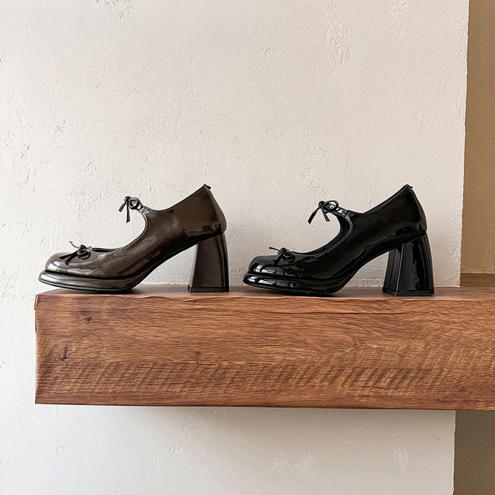 Pompes Mary Jane chunky de 75 mm en cuir de vache avec nœud dans le style Y2K en marron/noir