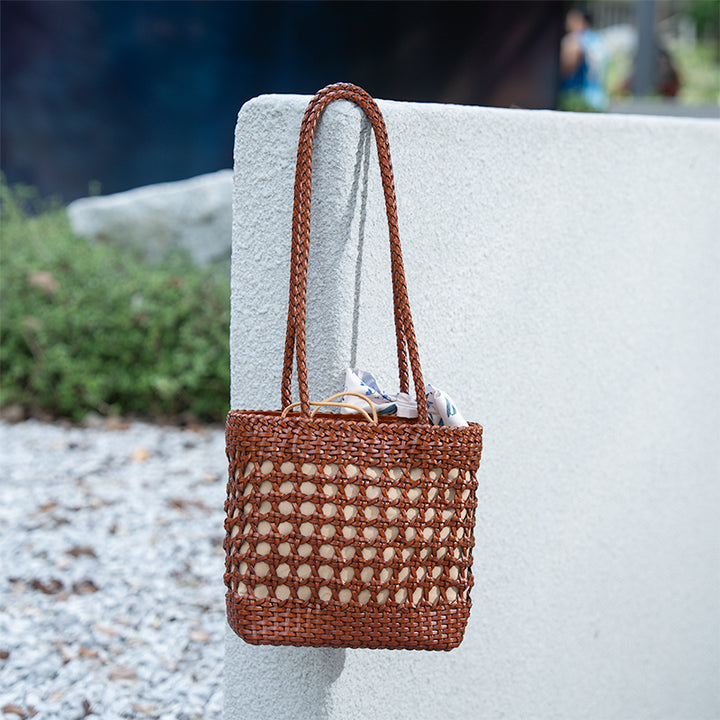 Sac à Épaule en Cuir de Vache Tissé Fait Main en Brun/Blanc