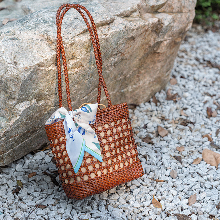 Sac à Épaule en Cuir de Vache Tissé Fait Main en Brun/Blanc