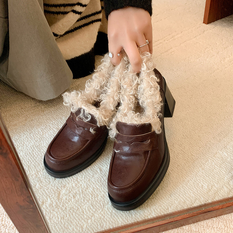 Mules à talon de 75 mm en cuir de mouton avec doublure en polaire shaggy en noir/marron foncé