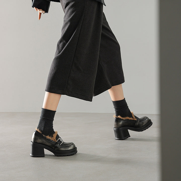 Mules vintage en fourrure de lapin shaggy avec boucle, chaussures en cuir de vache à talon de 75 mm en noir/argent vieilli