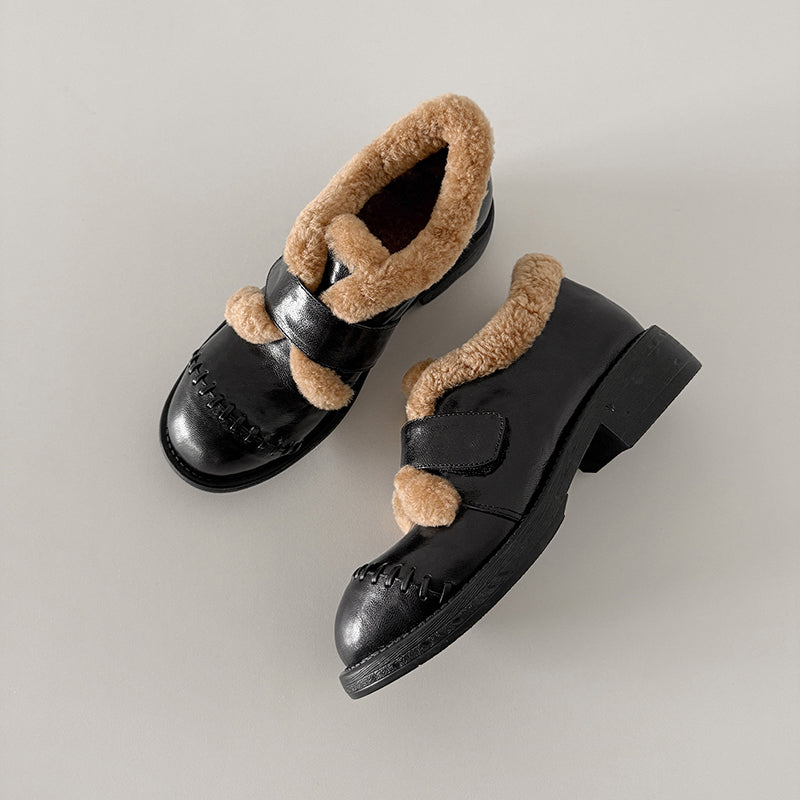 Mocassins en cuir de mouton shaggy de designer avec bande velcro et doublure en peluche en noir/marron