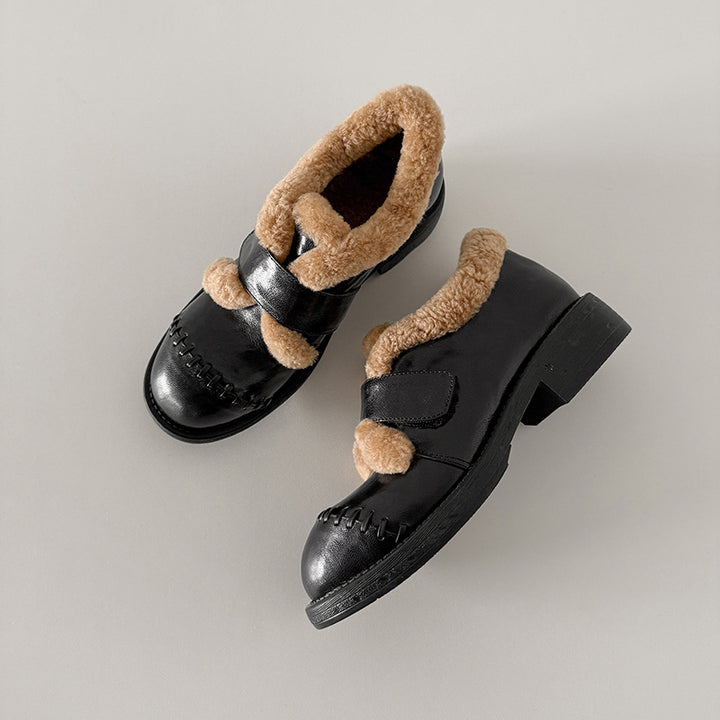 Mocassins en cuir de mouton shaggy de designer avec bande velcro et doublure en peluche en noir/marron
