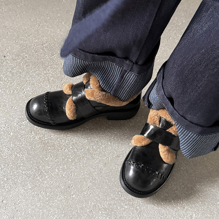 Mocassins en cuir de mouton shaggy de designer avec bande velcro et doublure en peluche en noir/marron