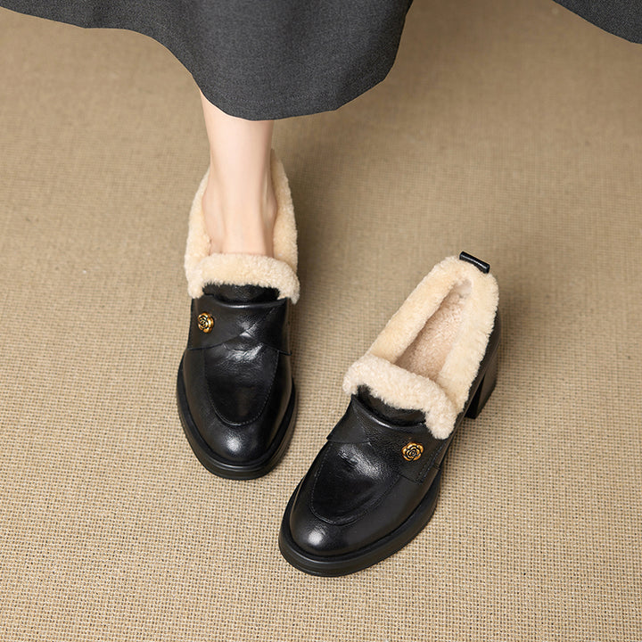 Mocassins en cuir de mouton shaggy vintage avec camélia en métal en noir