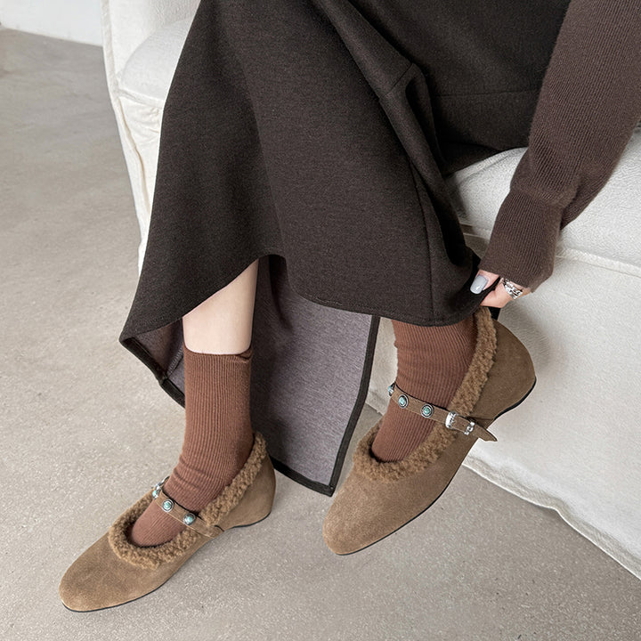 Chaussures Mary Jane en suède shaggy vintage avec sangle cloutée et talon caché en kaki/marron
