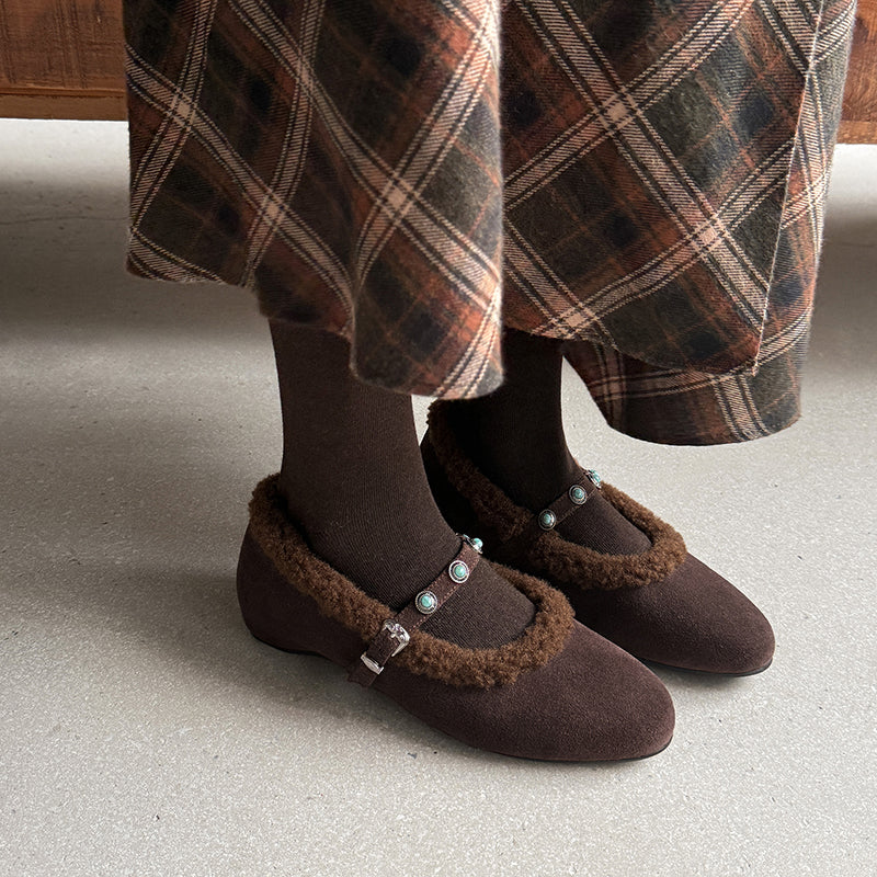 Chaussures Mary Jane en suède shaggy vintage avec sangle cloutée et talon caché en kaki/marron