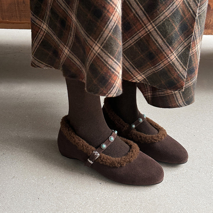 Chaussures Mary Jane en suède shaggy vintage avec sangle cloutée et talon caché en kaki/marron