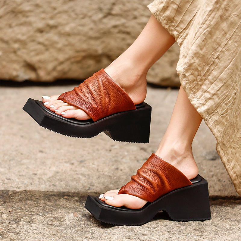 Sandales à plateforme en cuir de vache rétro, 80 mm, avec lanière entre les orteils pour femmes en noir/marron