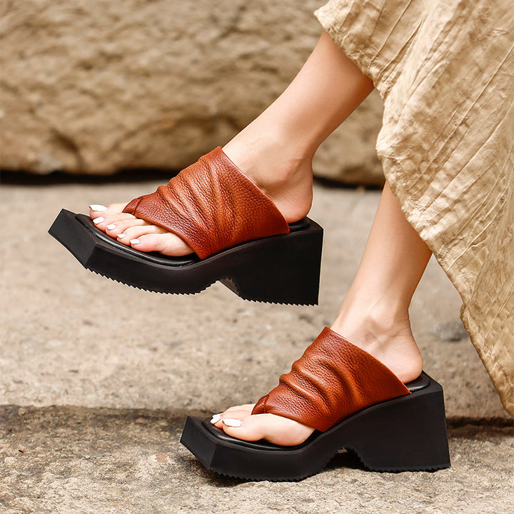 Sandales à plateforme en cuir de vache rétro, 80 mm, avec lanière entre les orteils pour femmes en noir/marron