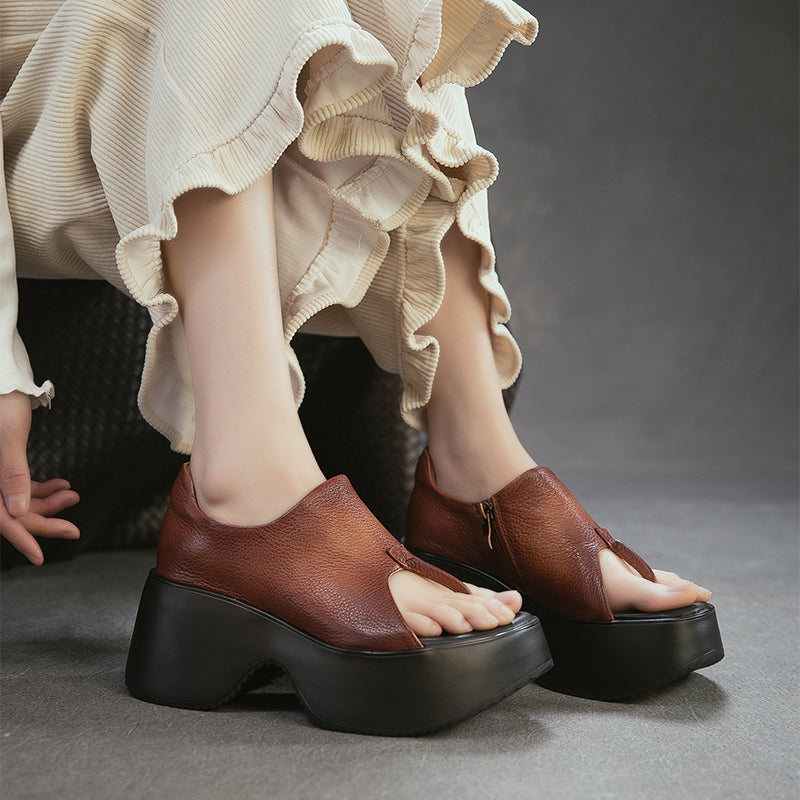 Sandales à plateforme en cuir rétro avec lanière entre les orteils et fermeture éclair sur le côté en noir/marron