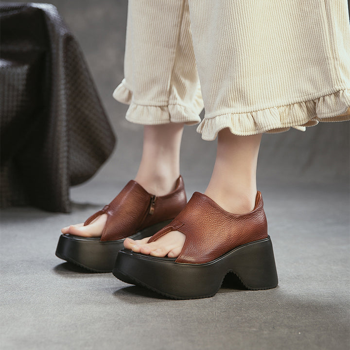 Sandales à plateforme en cuir rétro avec lanière entre les orteils et fermeture éclair sur le côté en noir/marron