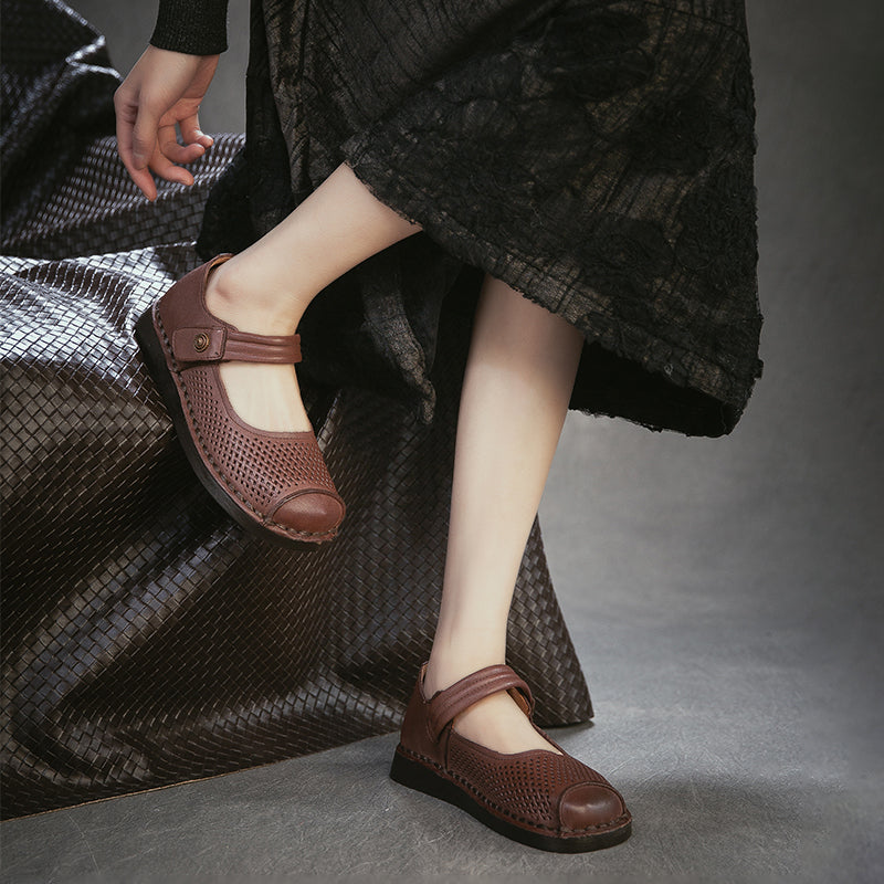 Ballerines Mary Jane en cuir perforé pour femmes, chaussures rétro en Velcro faites à la main en marron foncé/chameau