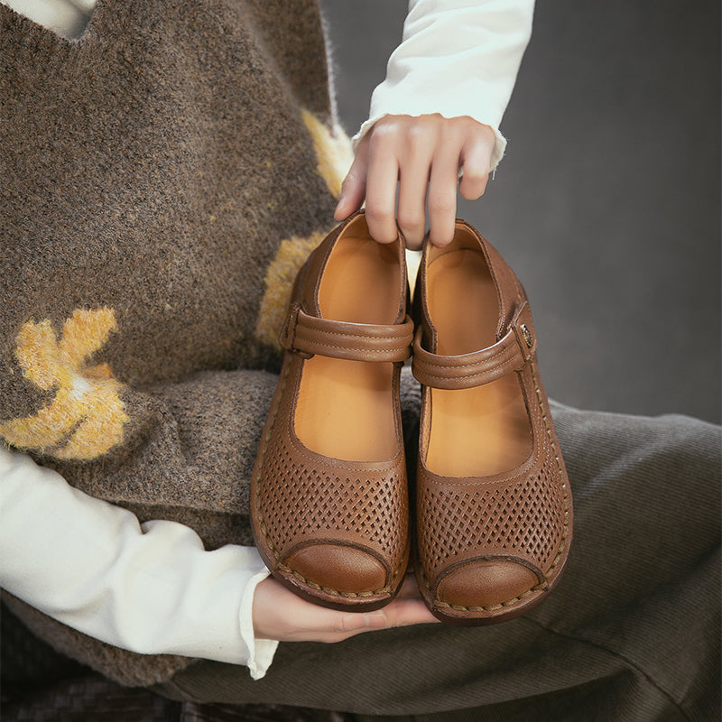 Ballerines Mary Jane en cuir perforé pour femmes, chaussures rétro en Velcro faites à la main en marron foncé/chameau