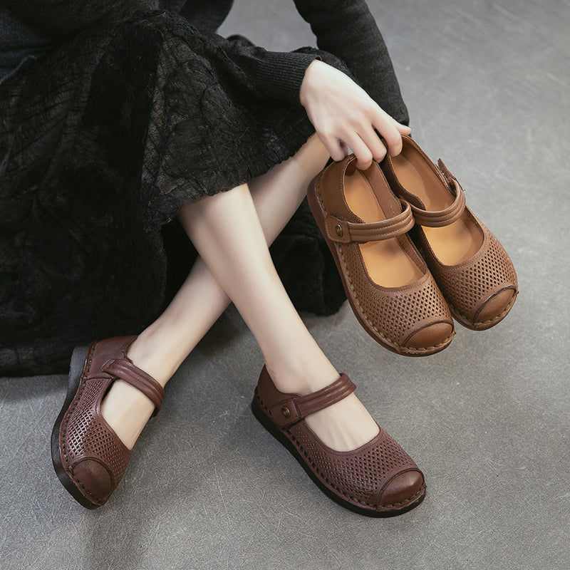 Ballerines Mary Jane en cuir perforé pour femmes, chaussures rétro en Velcro faites à la main en marron foncé/chameau