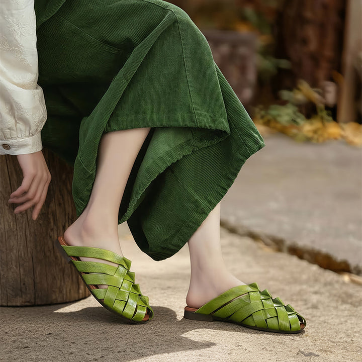 Mules en cuir tressé pour femmes, sandales plates à bout ouvert faites à la main en vert/beige