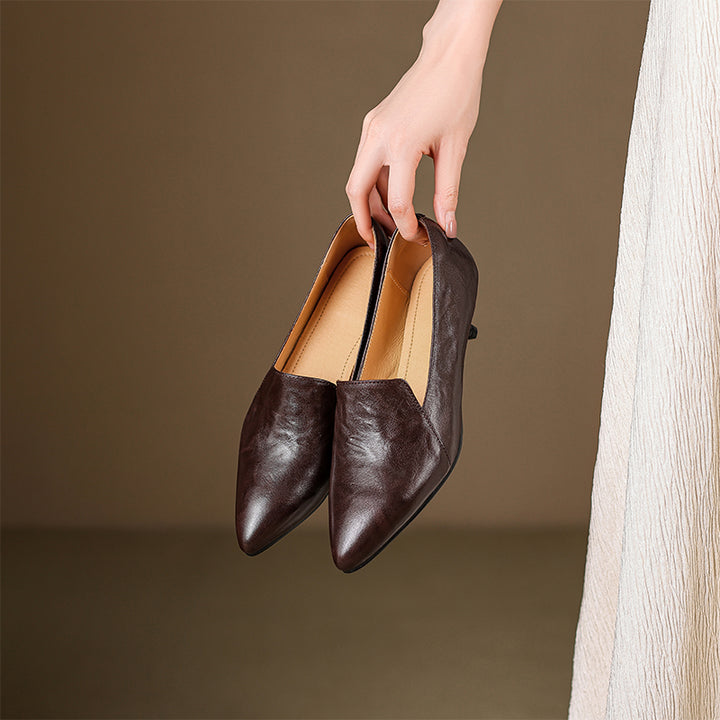 Escarpins à talon kitten pointu en cuir de mouton, chaussures de bureau à enfiler en noir/marron