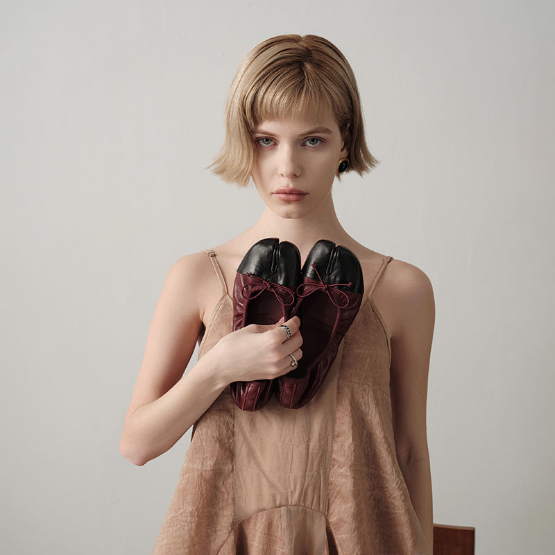 Ballerines Tabi à bout fendu avec nœud, chaussures en cuir de mouton faites à la main en rouge vin/beige