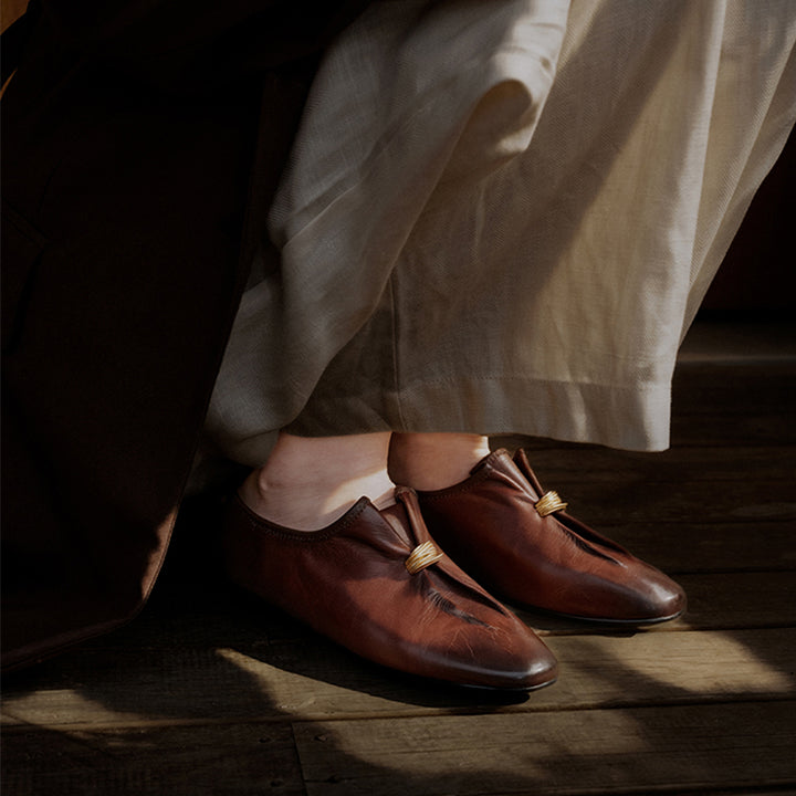 Mocassins en cuir froncé vintage pour femmes, ballerines à détail anneau à enfiler en noir/marron