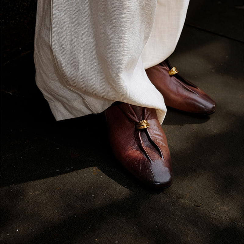 Mocassins en cuir froncé vintage pour femmes, ballerines à détail anneau à enfiler en noir/marron