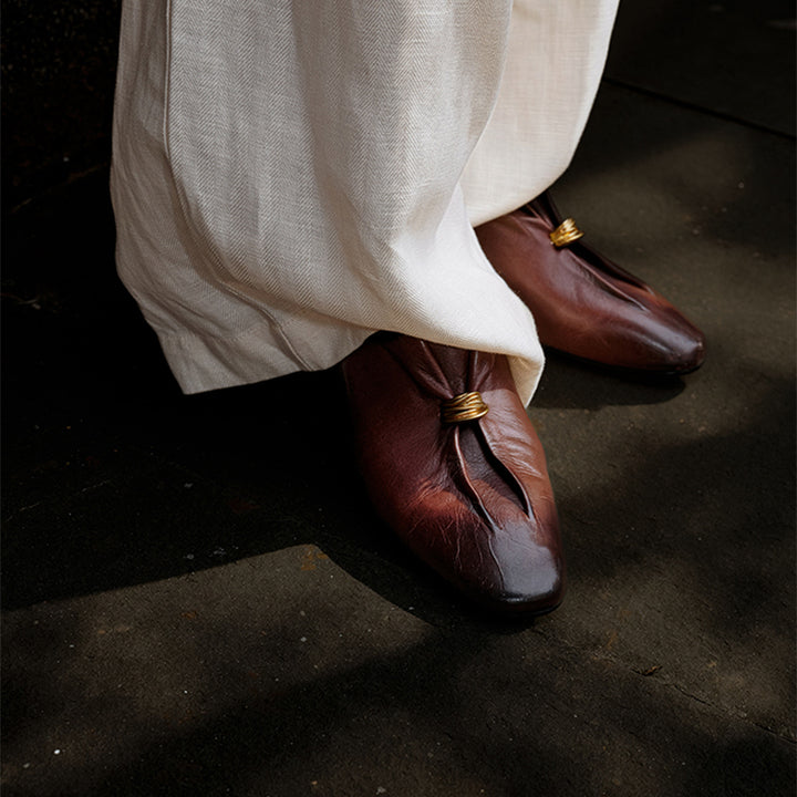 Mocassins en cuir froncé vintage pour femmes, ballerines à détail anneau à enfiler en noir/marron
