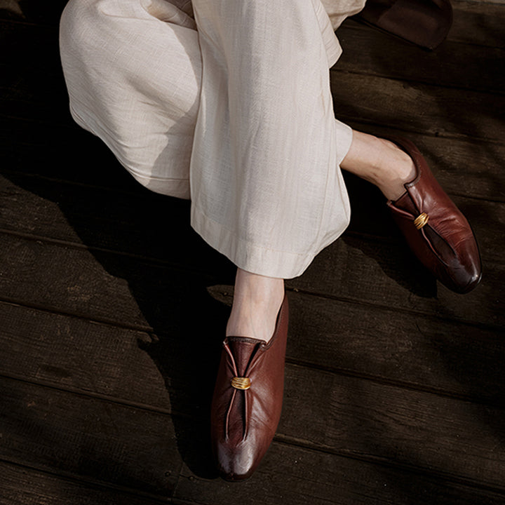 Mocassins en cuir froncé vintage pour femmes, ballerines à détail anneau à enfiler en noir/marron
