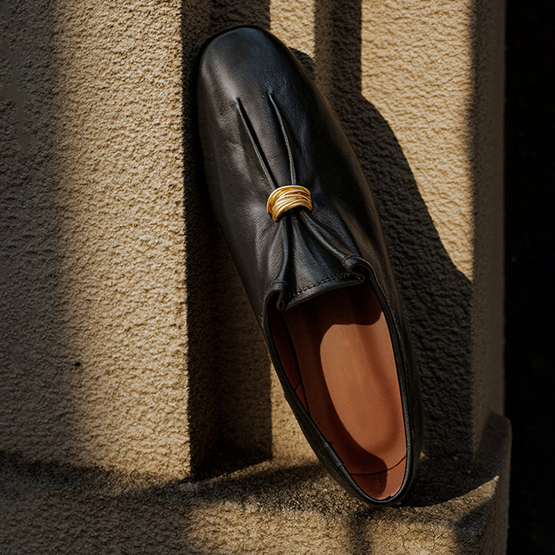 Mocassins en cuir froncé vintage pour femmes, ballerines à détail anneau à enfiler en noir/marron