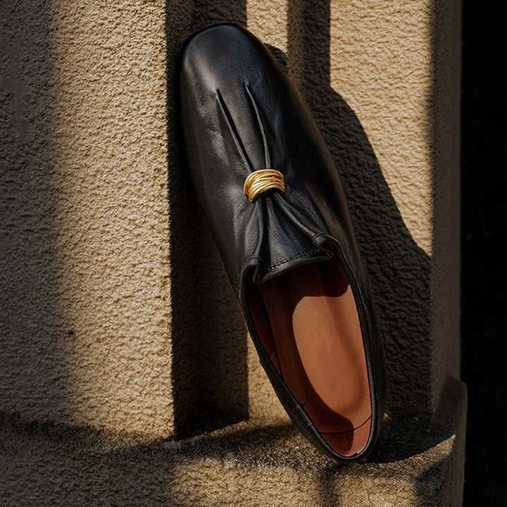 Mocassins en cuir froncé vintage pour femmes, ballerines à détail anneau à enfiler en noir/marron