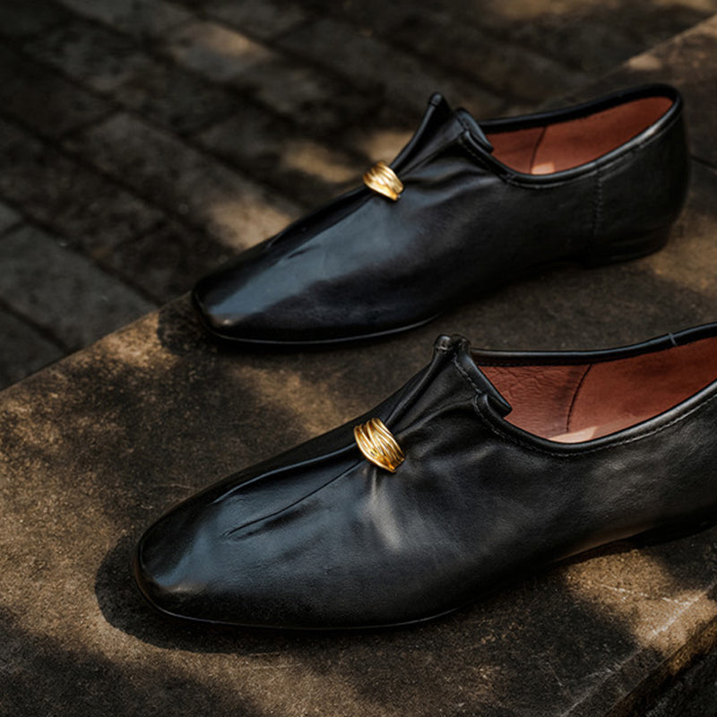 Mocassins en cuir froncé vintage pour femmes, ballerines à détail anneau à enfiler en noir/marron