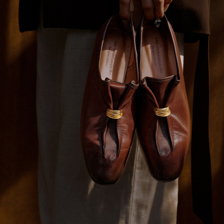 Mocassins en cuir froncé vintage pour femmes, ballerines à détail anneau à enfiler en noir/marron