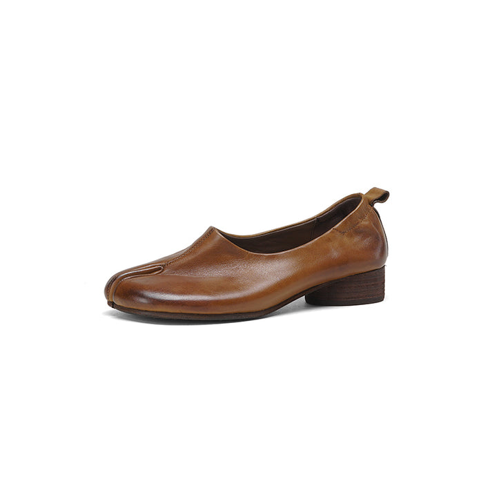 Mocassins à enfiler en cuir de vache lavé à bout fendu Tabi pour femmes en caramel/marron