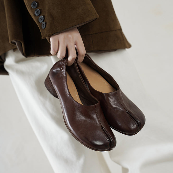 Mocassins à enfiler en cuir de vache lavé à bout fendu Tabi pour femmes en caramel/marron