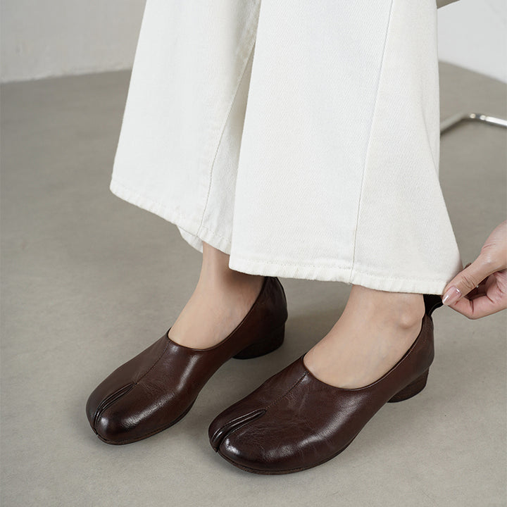 Mocassins à enfiler en cuir de vache lavé à bout fendu Tabi pour femmes en caramel/marron