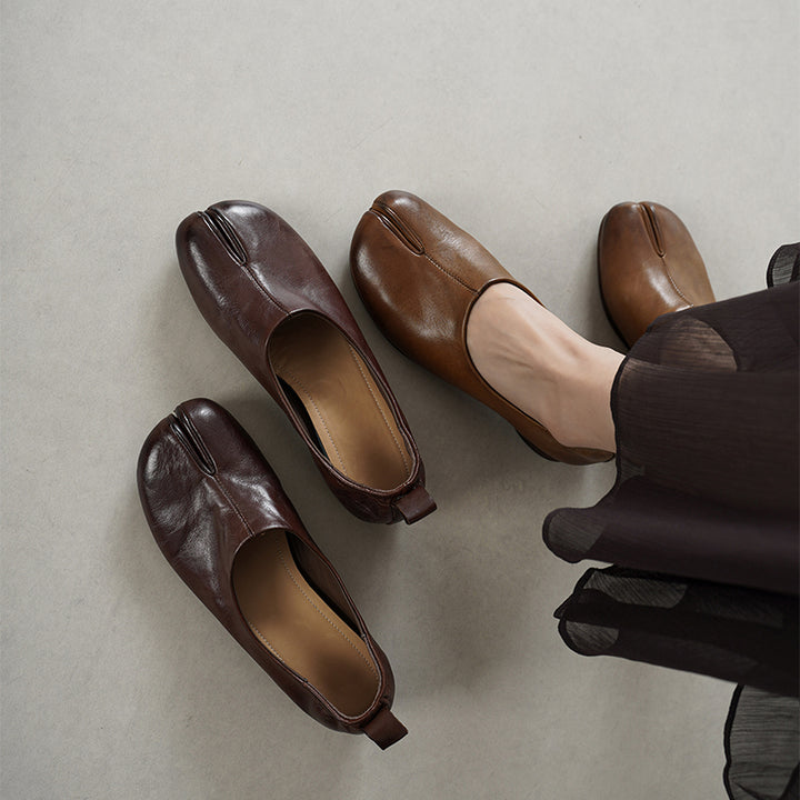 Mocassins à enfiler en cuir de vache lavé à bout fendu Tabi pour femmes en caramel/marron